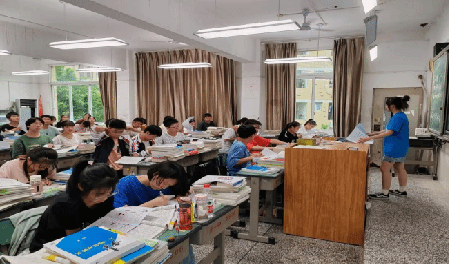 Mksport体育赴四川省宜宾市南溪第一中学开展防艾健康教育暨招生宣传活动